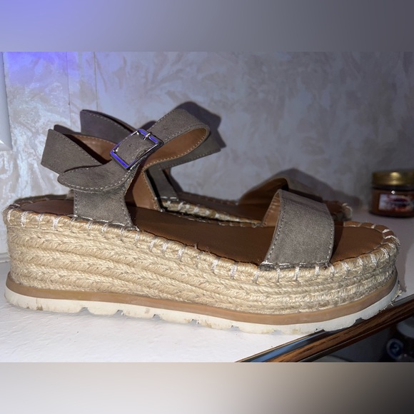 Platform Sandals - Picture 3 of 3